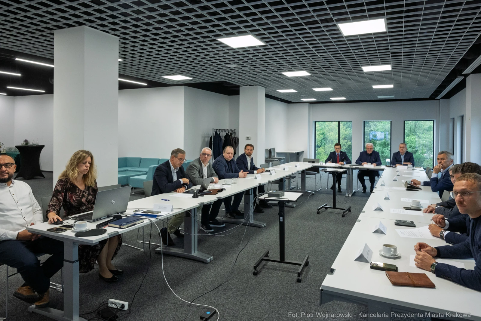 Spotkanie w sali konferencyjnej z uczestnikami przy stole i prezentacją na laptopie.  Autor: Piotr Wojnarowski