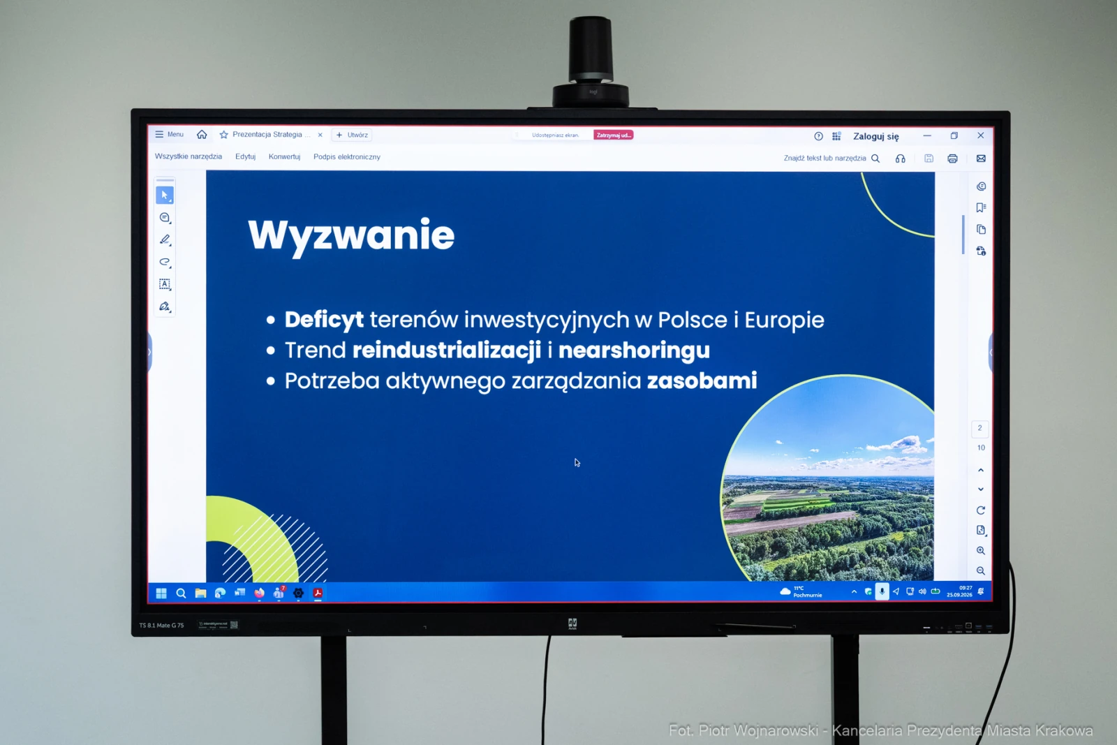 Prezentacja dotycząca wyzwań inwestycyjnych w Polsce i Europie oraz trendów reindustrializacji.  Autor: Piotr Wojnarowski
