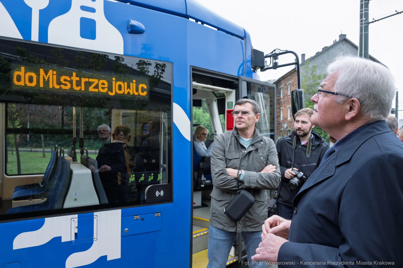 Tramwaj z wyświetlaczem kierunku do Mistrzejowic, grupa ludzi obserwująca.  Autor: Piotr Wojnarowski