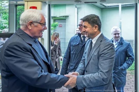 Dwaj mężczyźni uścisnęli sobie dłonie w przyjaznej atmosferze.