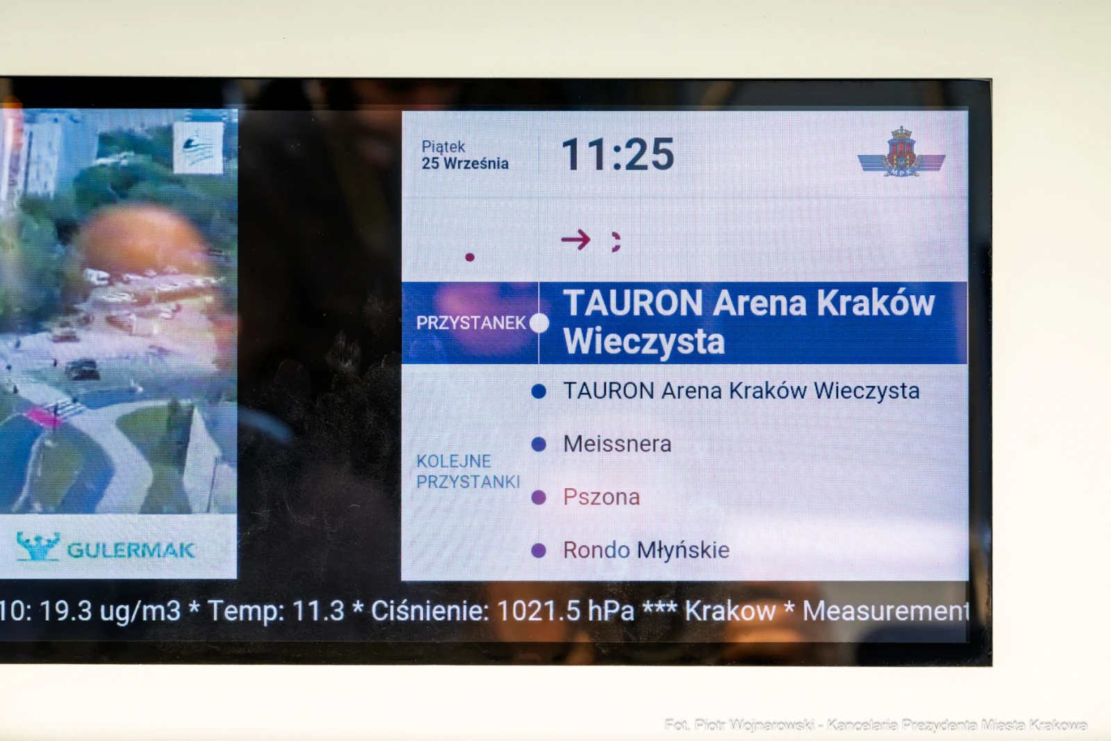 Tablica informacyjna z rozkładem jazdy dla przystanku TAURON Arena Kraków Wieczysta.  Autor: Piotr Wojnarowski