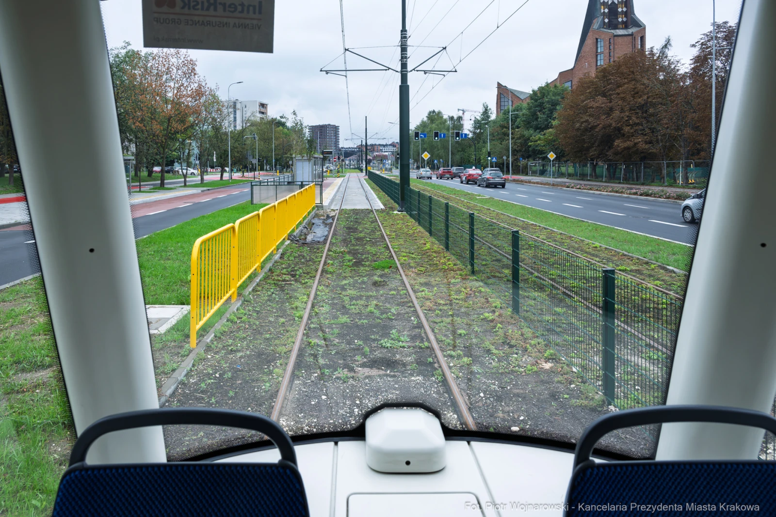 Widok z wnętrza tramwaju na torowisko i ulicę w Krakowie.  Autor: Piotr Wojnarowski