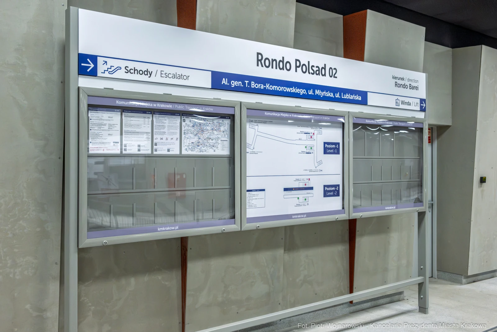 Tablica informacyjna przystanku Rondo Polsad z mapą i rozkładami jazdy.  Autor: Piotr Wojnarowski