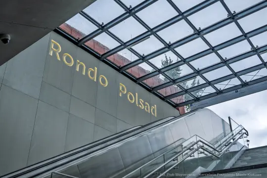 Rondo Polsad z przeszklonym dachem i schodami ruchomymi.