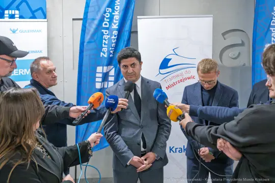 Konferencja prasowa dotycząca tramwaju do Mistrzejowic, z udziałem przedstawicieli mediów.