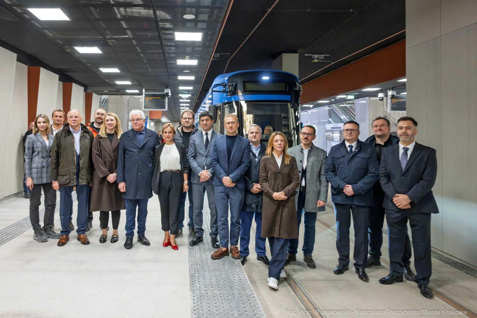 Grupa ludzi pozująca przy nowym tramwaju w Krakowie.  Autor: Piotr Wojnarowski
