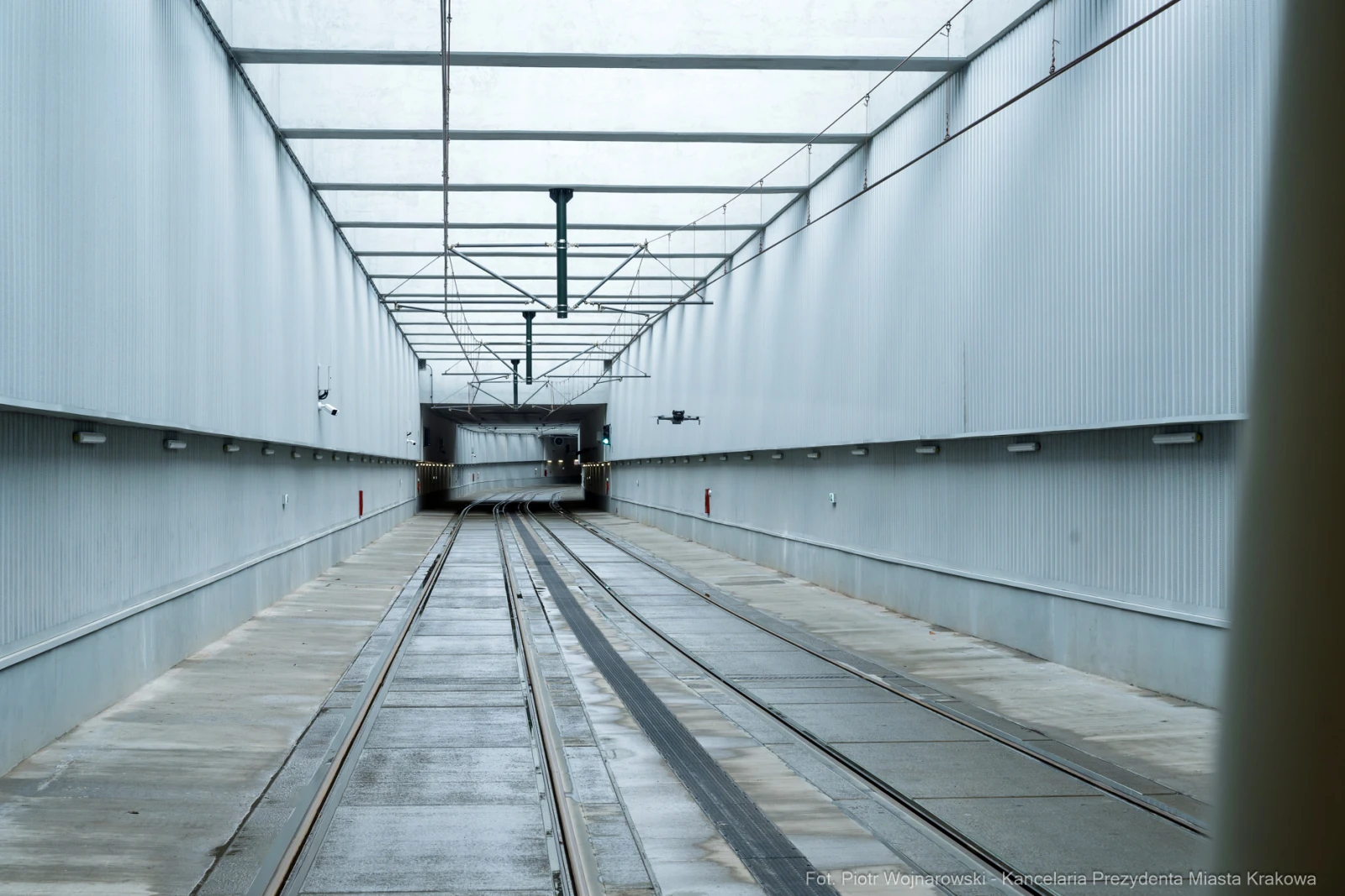 Tunel tramwajowy z widokiem na zjeżdżający pojazd.  Autor: Piotr Wojnarowski