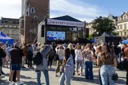 Tłum ludzi na wydarzeniu z okazji Dnia Serca, scena z występami i stoiska.
