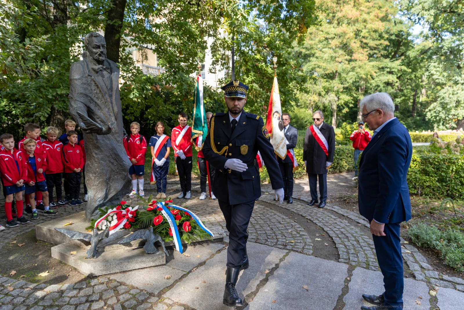 Uroczystość składania wieńców przy pomniku, obecność dzieci i przedstawicieli władz.  Autor: Bogusław Świerzowski