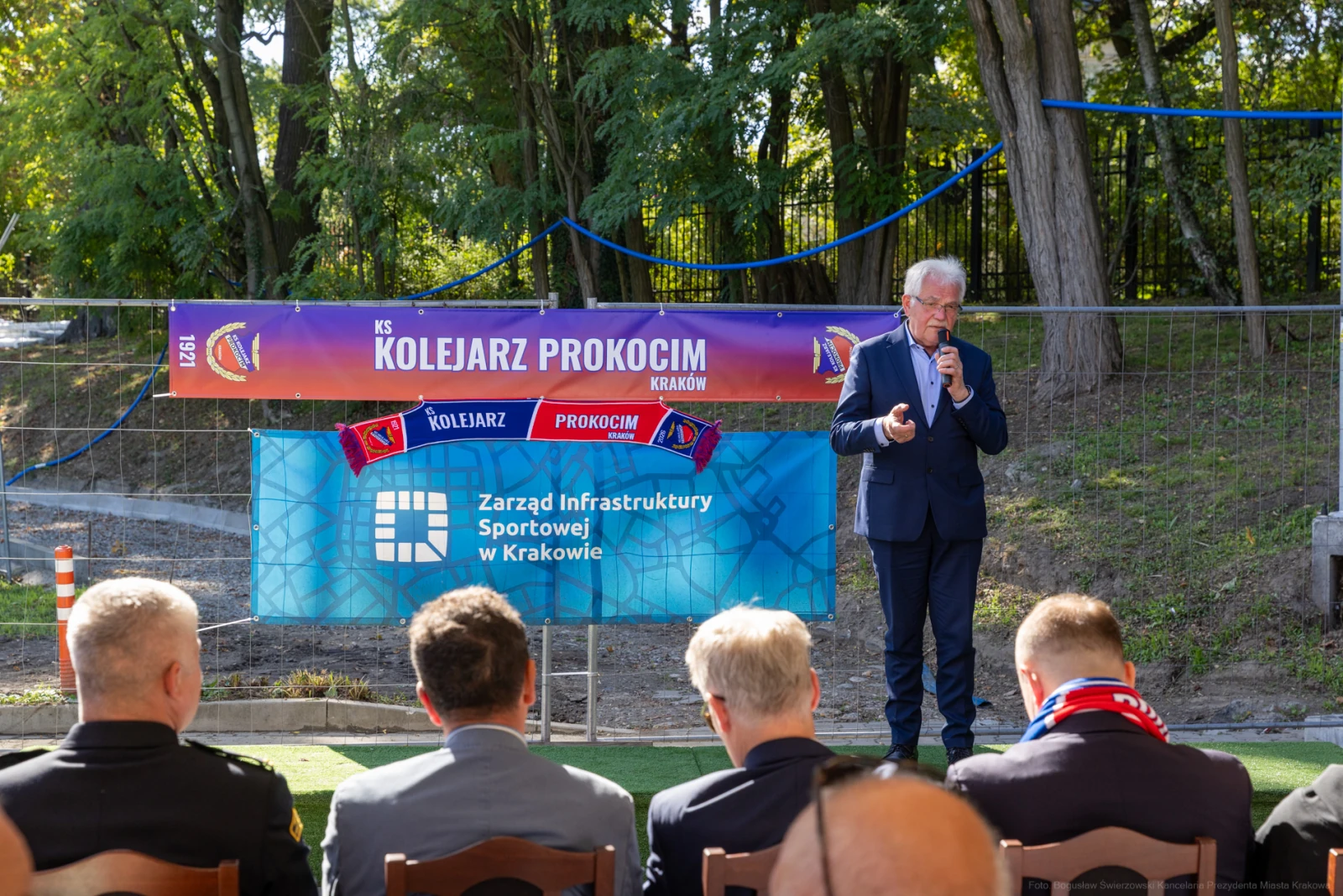Otwarcie wydarzenia z przemówieniem przedstawiciela klubu Kolejarz Prokocim.  Autor: Bogusław Świerzowski