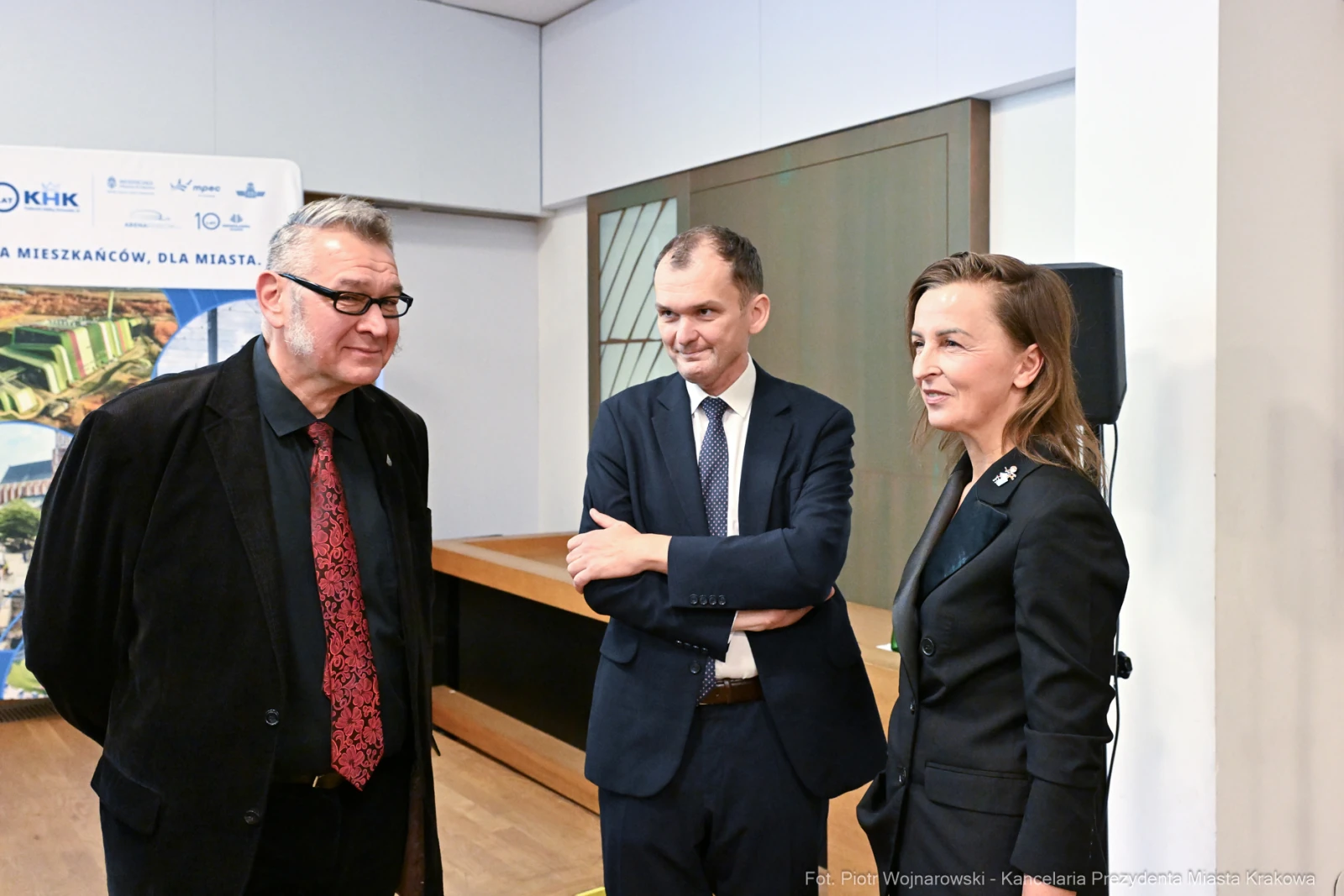 Trzech mężczyzn i kobieta rozmawiają w sali konferencyjnej.  Autor: Piotr Wojnarowski