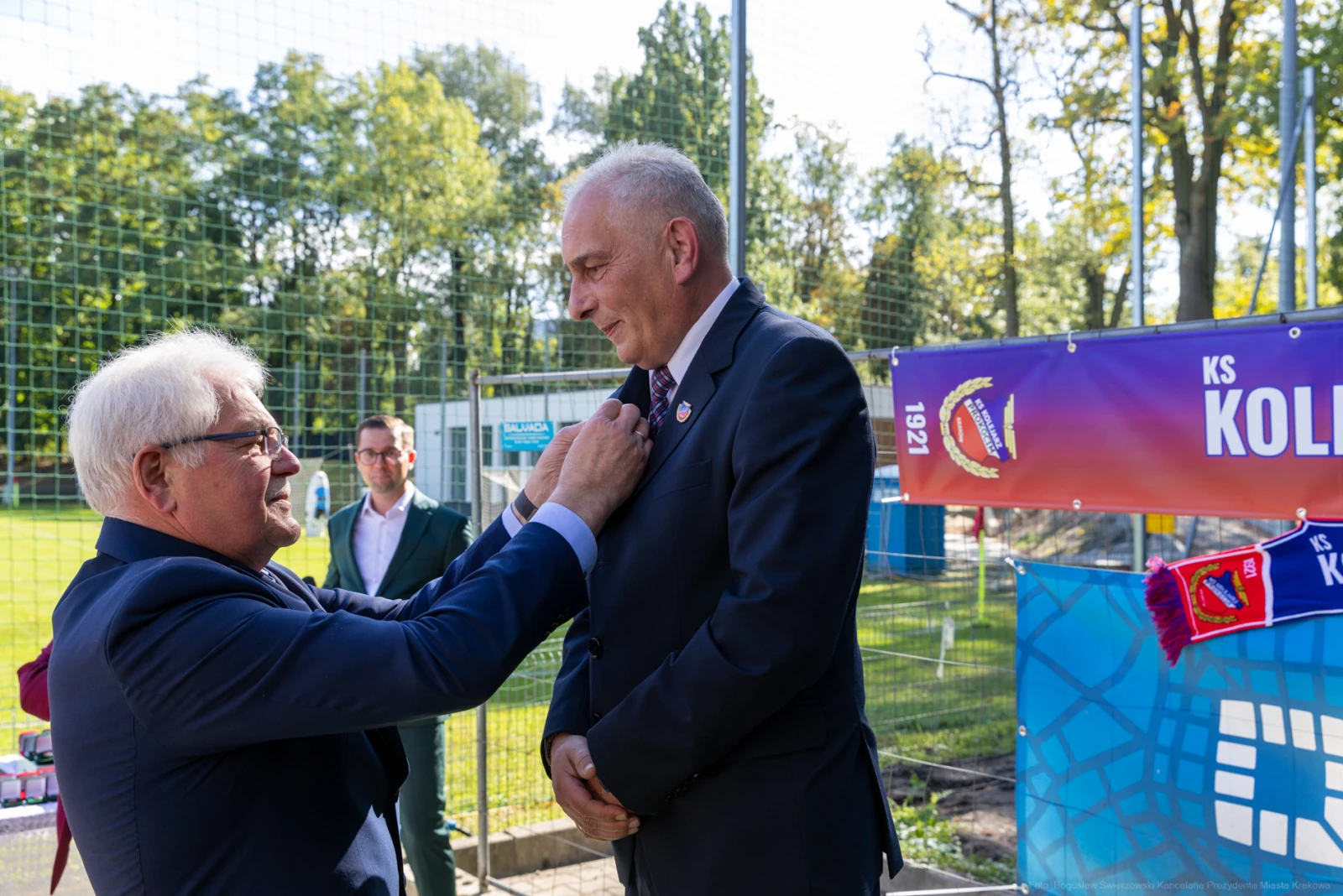 Wręczenie odznaczenia na ceremonii w klubie sportowym.  Autor: Bogusław Świerzowski