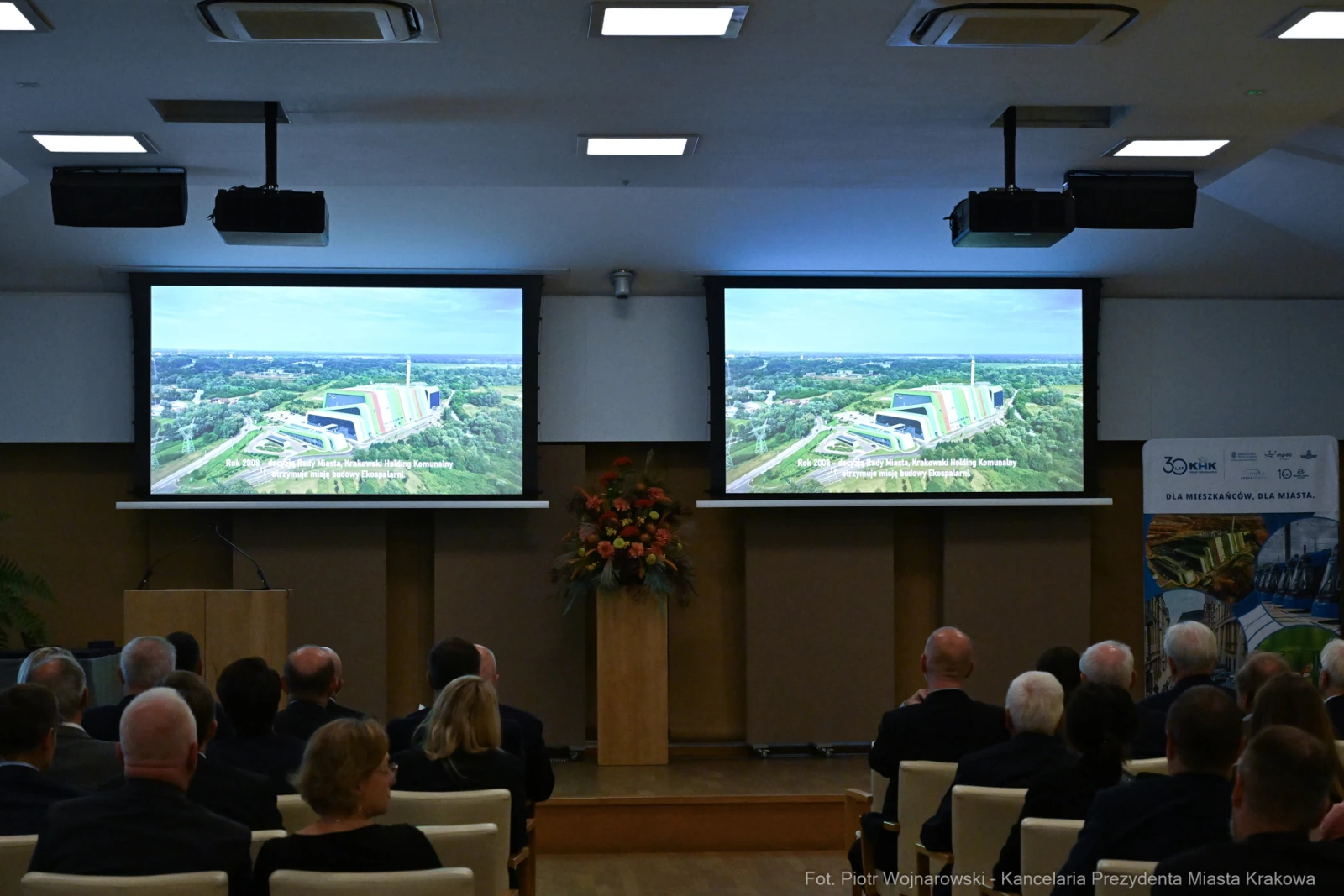 Prezentacja multimedialna w sali konferencyjnej z widokiem na miasto.  Autor: Piotr Wojnarowski