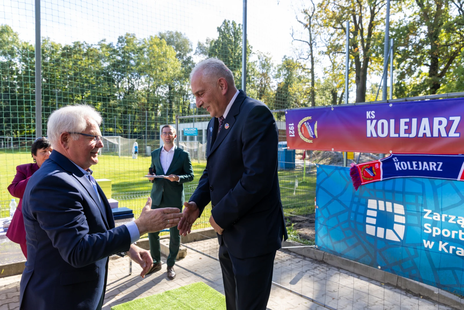 Uroczystość otwarcia boiska sportowego z przedstawicielami klubu i władzami lokalnymi.  Autor: Bogusław Świerzowski