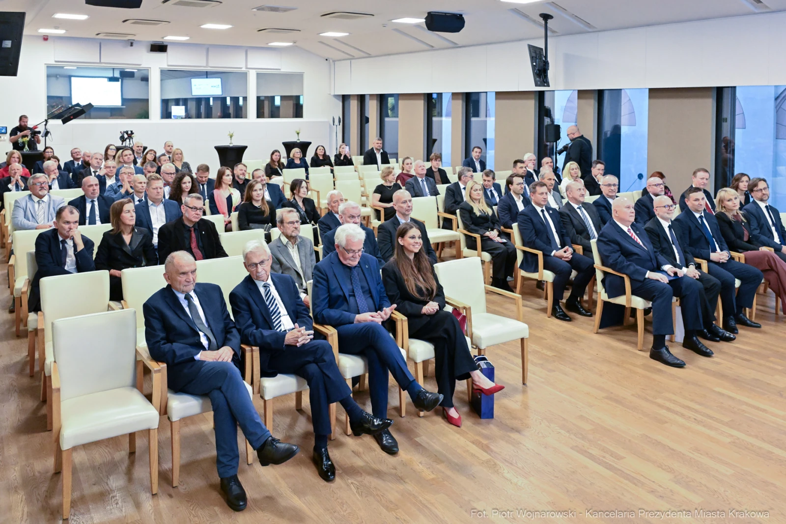 Zgromadzenie osób w sali konferencyjnej, siedzących w rzędach, w formalnych strojach.  Autor: Piotr Wojnarowski