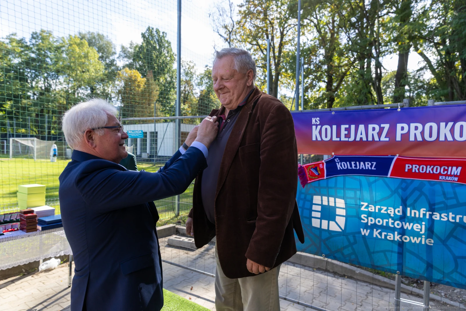 Uroczystość wręczenia odznaczenia na boisku sportowym.  Autor: Bogusław Świerzowski