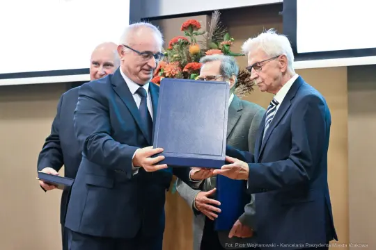 Wręczenie dokumentów podczas uroczystości w Krakowie.