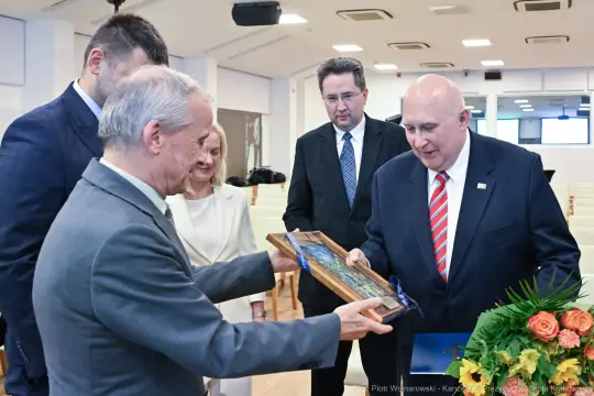 Wręczenie pamiątkowej tablicy podczas uroczystości.