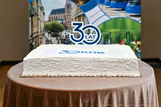 Tort urodzinowy z napisem 30 LAT i logo firmy KIK.