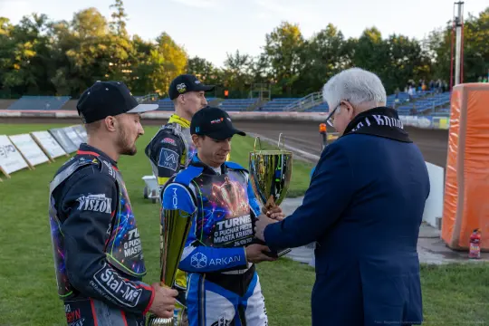Wręczenie trofeów zawodnikom po wyścigach żużlowych na stadionie.