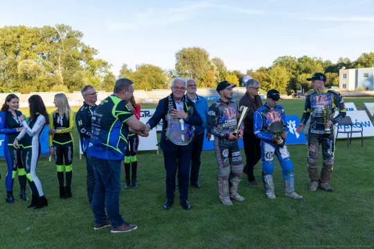 Wręczenie nagród podczas zawodów sportowych, zawodnicy z trofeami i medali.