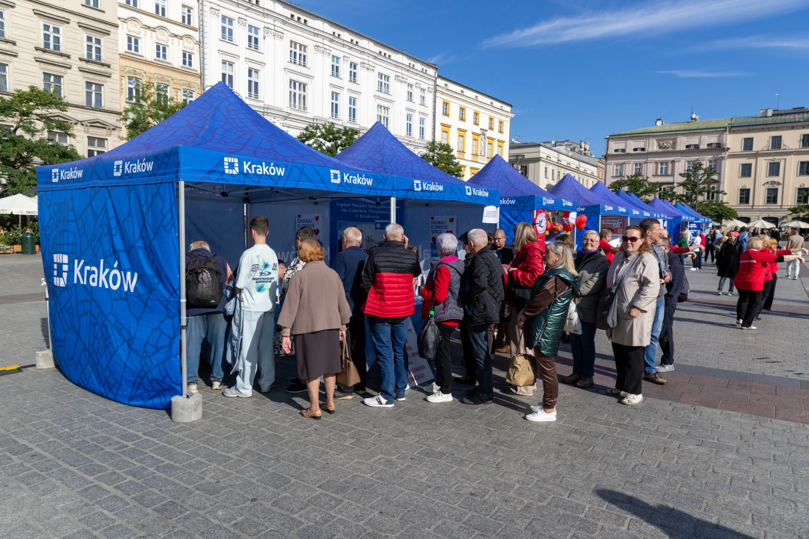 Tłum ludzi stojący w kolejce przy namiotach informacyjnych w Krakowie.  Autor: Bogusław Świerzowski