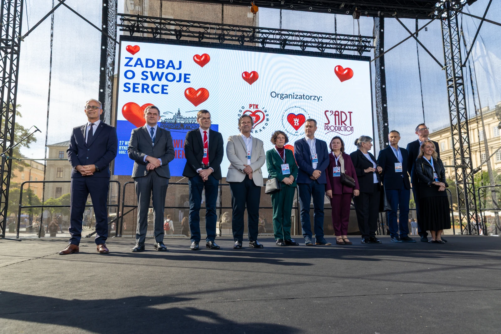Grupa ludzi na scenie podczas wydarzenia promującego zdrowie serca.  Autor: Bogusław Świerzowski