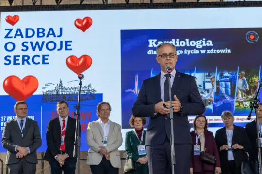 Mężczyzna przemawia na scenie podczas wydarzenia promującego zdrowie serca.