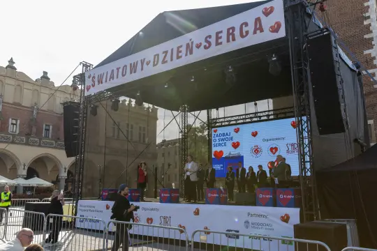 Impreza z okazji Światowego Dnia Serca, scena z dekoracjami i wystąpieniami.