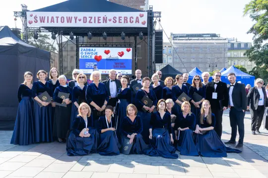 Grupa ludzi w eleganckich strojach na wydarzeniu z okazji Światowego Dnia Serca.