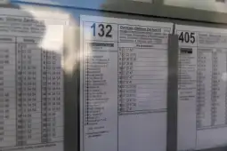 Rozkład jazdy autobusów z numerami linii 132 i 405 na Dworcu Głównym Zachodnim.