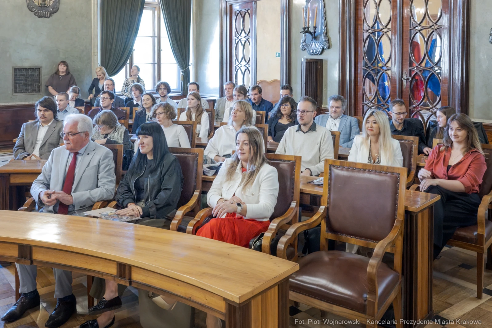 Grupa ludzi siedzących w sali, uczestniczących w wydarzeniu.  Autor: Piotr Wojnarowski