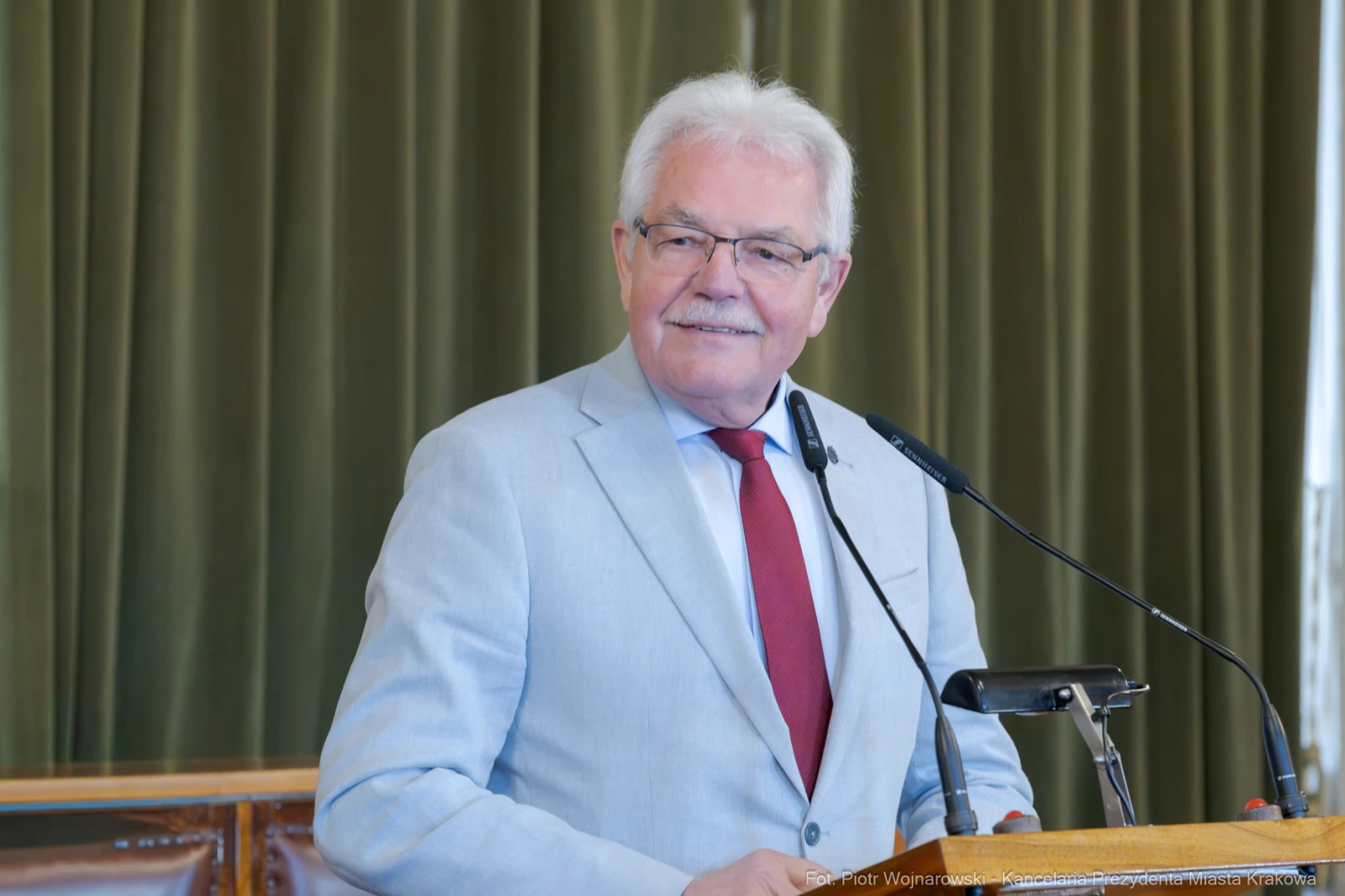 872_011_fot. Piotr Wojnarowski.jpg - Światowy Dzień Przewodnika Turystycznego, Kraków, Stanisław Kracik, Prezydent Miasta Krakowa, przewodnicy turystyczni Kraków, turystyka Kraków, zabytki Krakowa, dziedzictwo kulturowe, folklor Małopolski, Sala Obrad Rady Miasta Krakowa, uroczystości Kraków  Autor: Piotr Wojnarowski