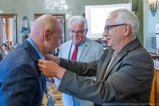 Uroczystość wręczenia odznaczeń w sali konferencyjnej.
