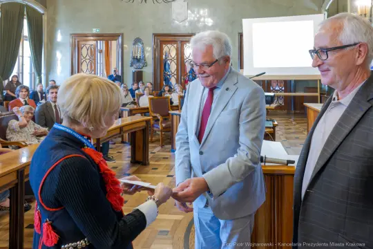 Wręczenie nagrody w sali obrad z udziałem gości i przedstawicieli władz.