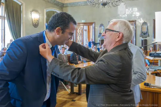 Uroczystość wręczenia odznaczenia w sali obrad.