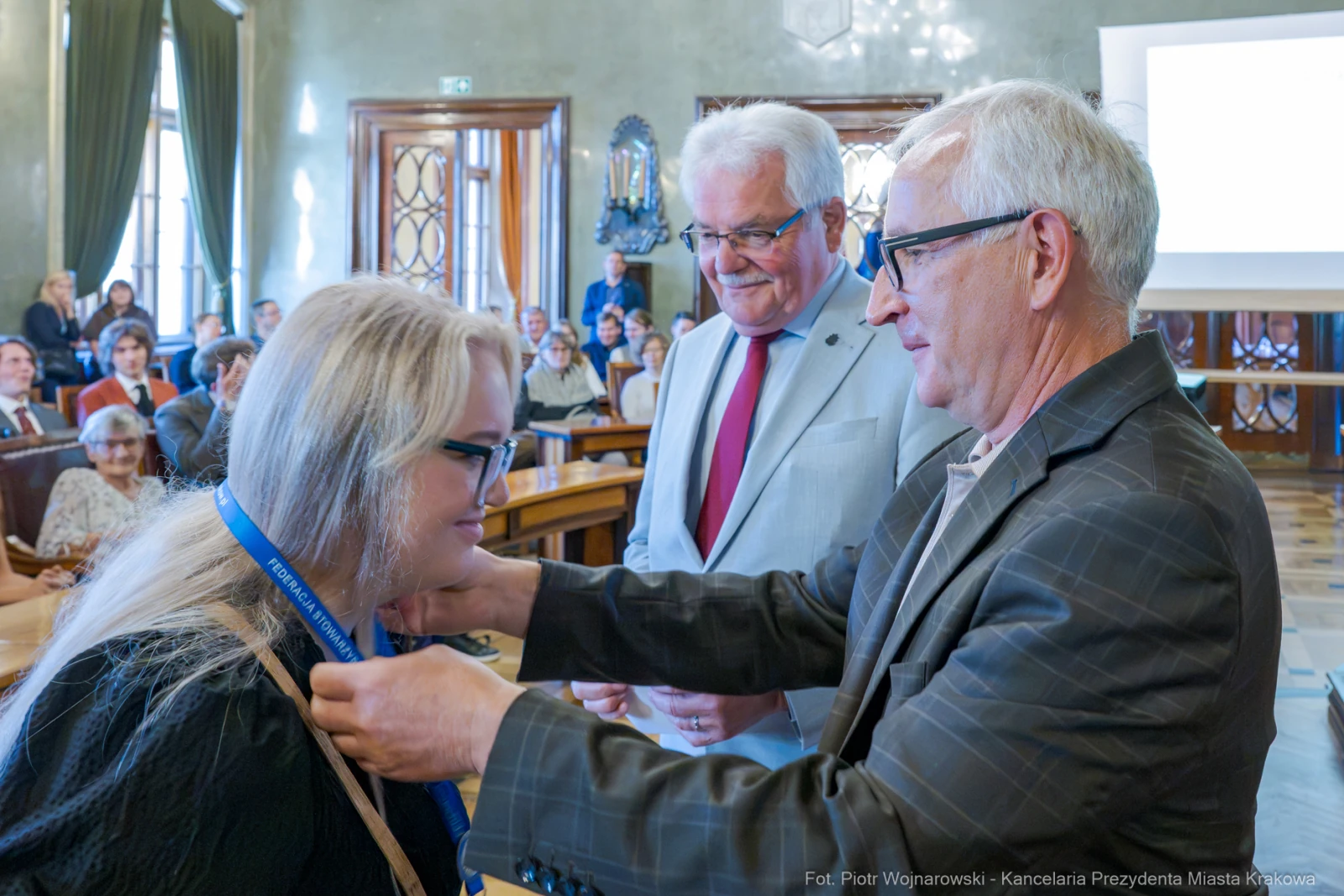 Wręczenie medalu honorowego podczas uroczystości w sali miejskiej.  Autor: Piotr Wojnarowski