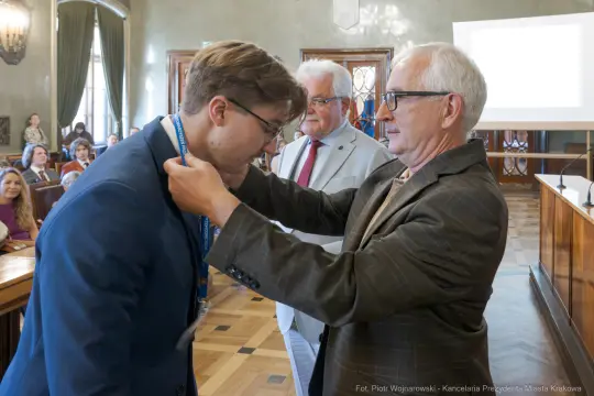 Wręczenie medalu młodemu laureatowi przez przedstawiciela władz.
