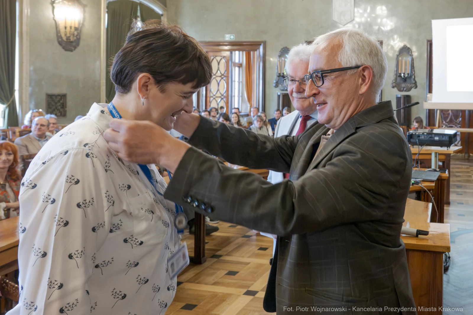 Wręczenie odznaczenia podczas uroczystości w sali obrad.  Autor: Piotr Wojnarowski