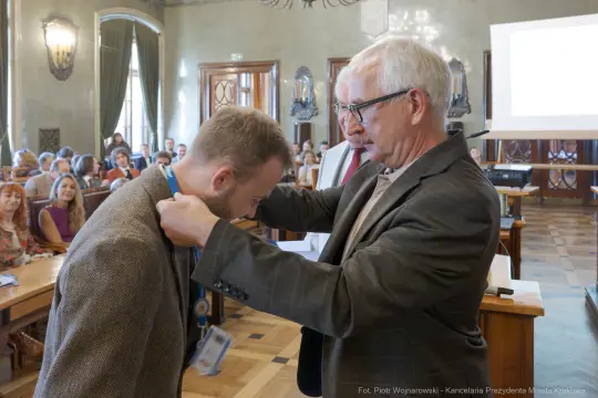 Uroczystość wręczenia odznaczenia w sali konferencyjnej.