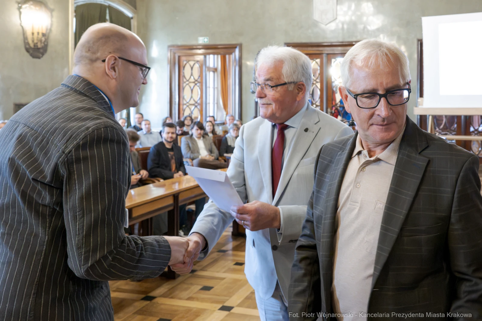 Wręczenie nagrody podczas uroczystości w sali obrad.  Autor: Piotr Wojnarowski