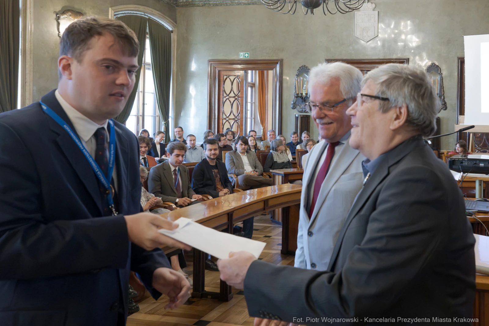 Wręczenie dyplomu podczas uroczystości w sali obrad.  Autor: Piotr Wojnarowski
