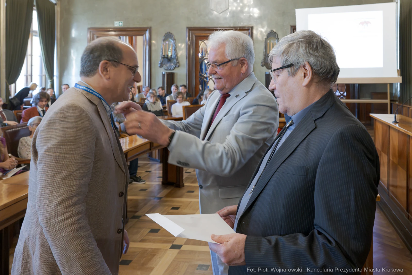 Wręczenie nagrody podczas uroczystości w sali obrad.  Autor: Piotr Wojnarowski