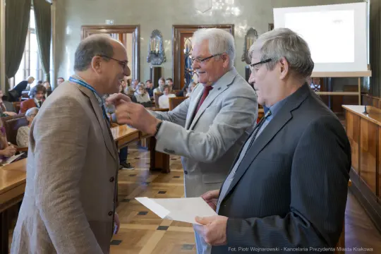 Wręczenie nagrody podczas uroczystości w sali obrad.