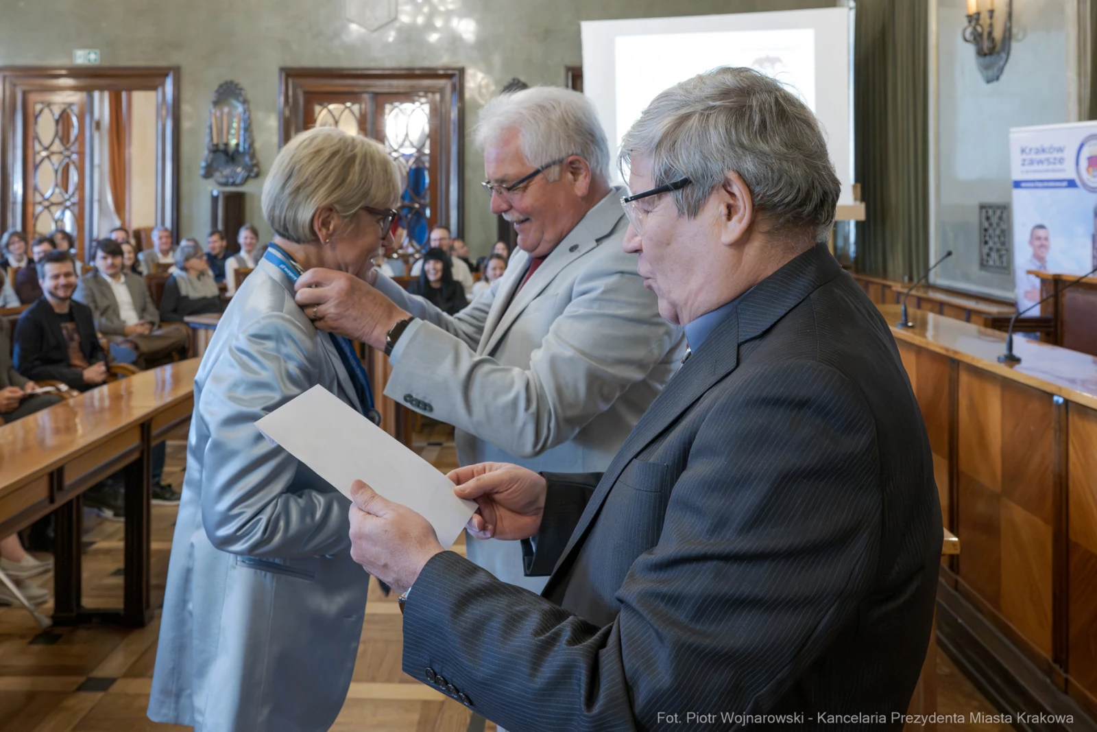 Wręczenie medalu honorowego podczas uroczystości w sali obrad.  Autor: Piotr Wojnarowski