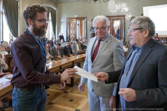 Wręczenie nagrody podczas uroczystości w sali obrad.