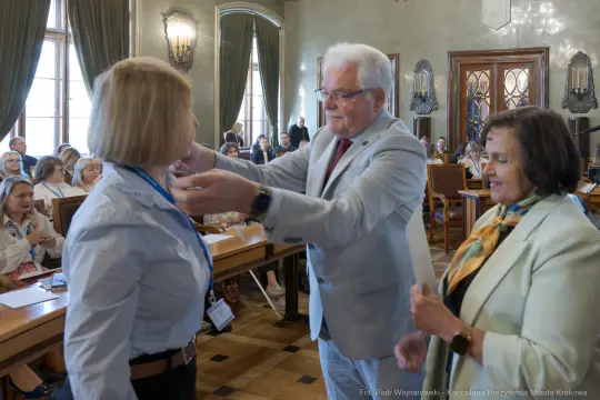 Uroczystość wręczenia odznaczeń w sali obrad z uczestnikami i mówcami.
