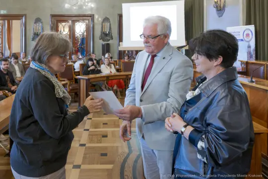 Wręczenie nagrody podczas uroczystości w sali obrad.