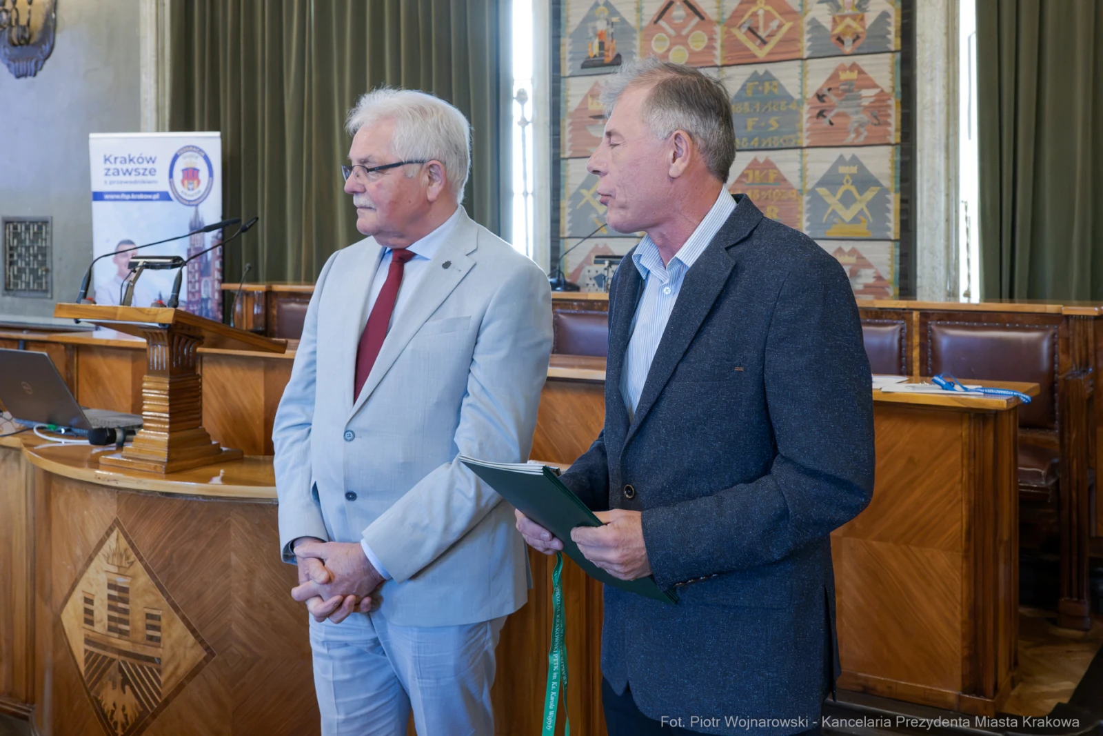 Dwóch mężczyzn w formalnych strojach podczas wydarzenia w sali konferencyjnej.  Autor: Piotr Wojnarowski