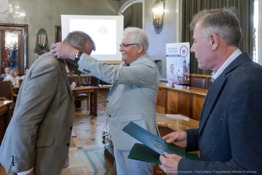 Uroczystość wręczenia odznaczeń w sali obrad.